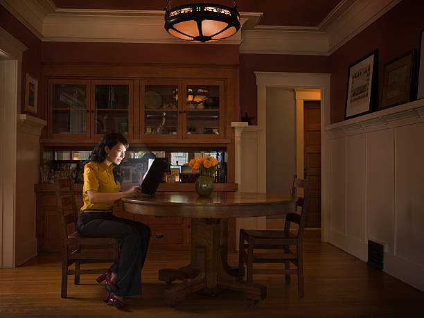 femme regardant livre avec lumière de départ - 11901 photos et images de collection