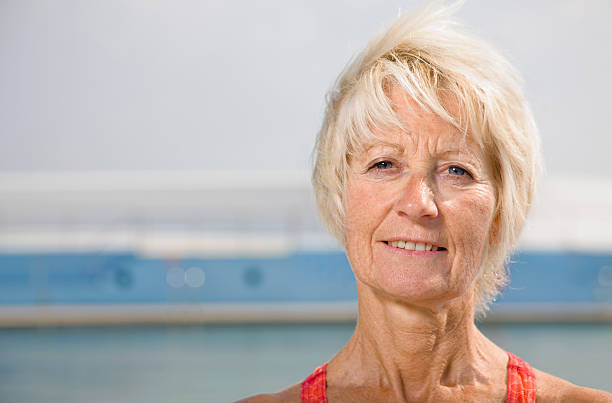 woman smiling by a swimming pool - 13427 imagens e fotografias de stock