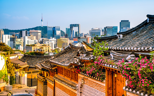 Pueblo Hanok de Bukchon con moderno edificio en Seúl, Corea del sur photo