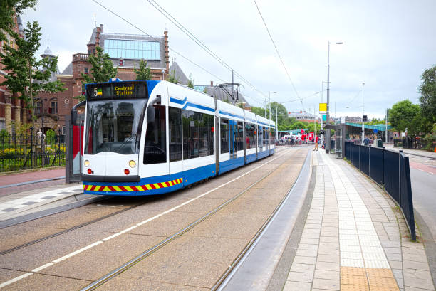 tramway de surface à amsterdam, pays-bas - subway station railroad station netherlands subway photos et images de collection