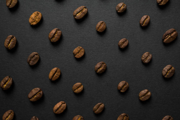 grains de café profilées sur fond noir - black coffee coffee macro cafe photos et images de collection