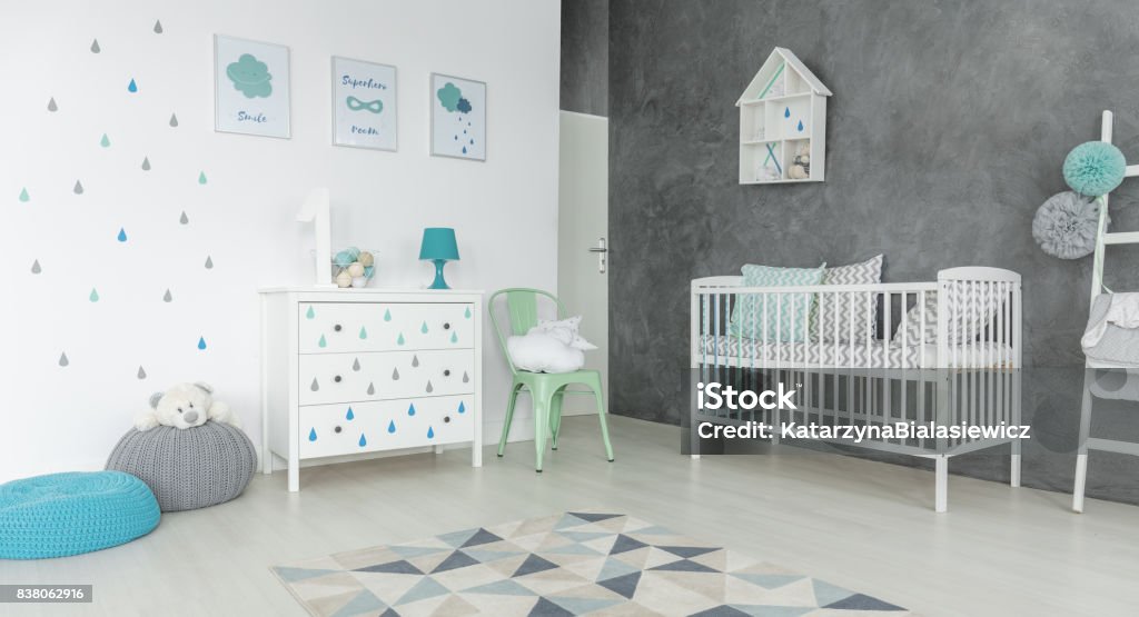 Zimmer mit einem blauen Hocker - Lizenzfrei Babyzimmer Stock-Foto