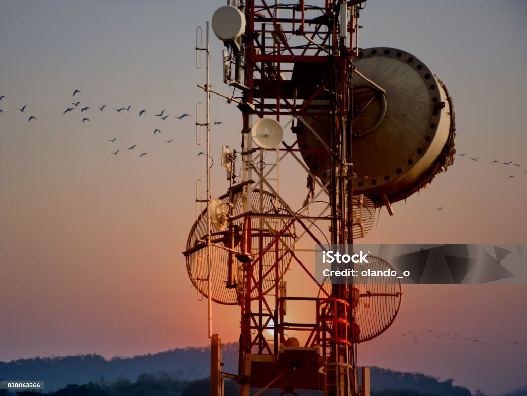 Torre de telecomunicaciones antenas con puesta de sol - Foto de stock de Abstracto libre de derechos