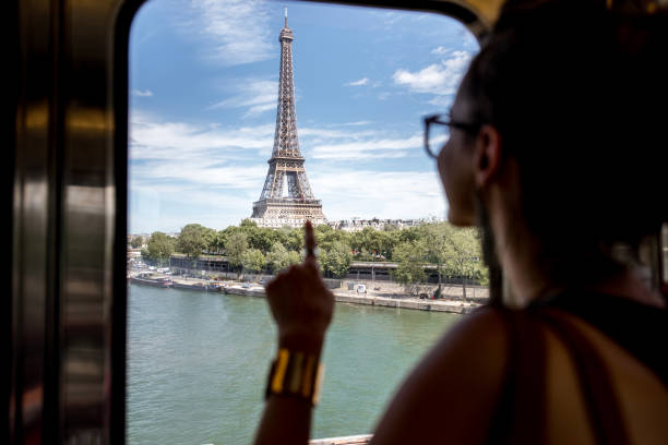 donna nel treno della metropolitana di parigi - french metro foto e immagini stock