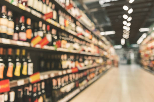 bouteilles d’alcool différent en supermarché - centre de spectacles photos et images de collection