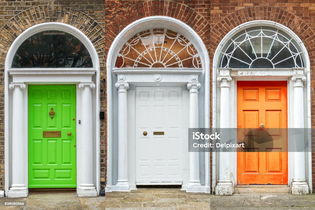 Portes à Dublin, vert, blanc et orange, couleurs du drapeau irlandais, Irlande - Photo de Trois objets libre de droits