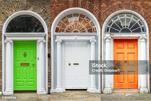 Photo libre de droit de Portes À Dublin Vert Blanc Et Orange Couleurs Du Drapeau Irlandais Irlande banque d'images et plus d'images libres de droit de Trois objets