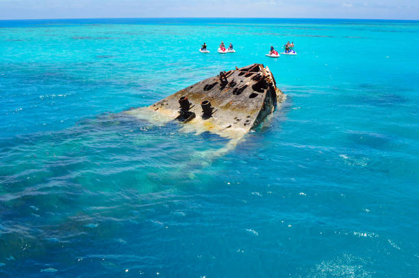 shipwreck partially submerged on bermuda island - naval ship imagens e fotografias de stock