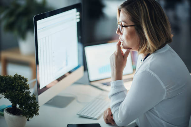 skupienie i poświęcenie dostał ją daleko - computer computer monitor women business person zdjęcia i obrazy z banku zdjęć