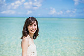 グアムのビーチを楽しむ若い女性タノワカジョセイ