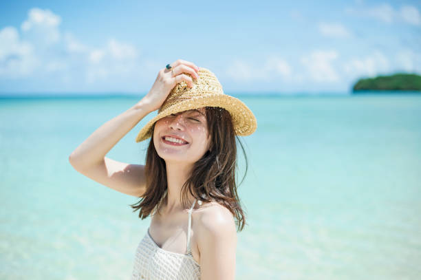 グアムのビーチを楽しむ若い女性タノワカジョセイ - japanese ethnicity women asian and indian ethnicities smiling ストックフォトと画像