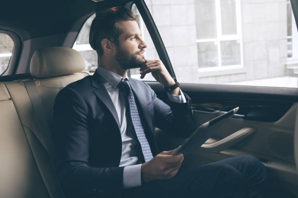 giovane uomo d'affari test drive nuova auto - car driving men business foto e immagini stock