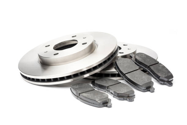 новый автомобильный тормозной диск и тормозные колодки изолированы на белом - part of vehicle brake disc brake pad isolated стоковые фото и изображения