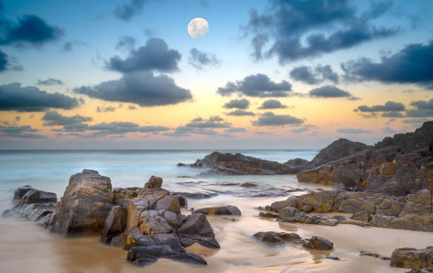 lune et la plage - cabarita beach photos et images de collection