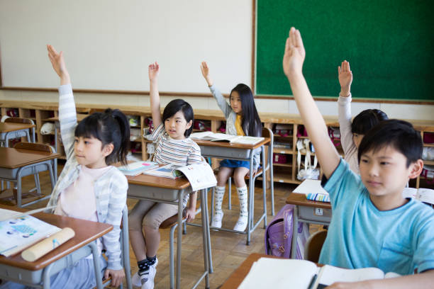 教室で勉強する小学生 - 小学生 ストックフォトと画像