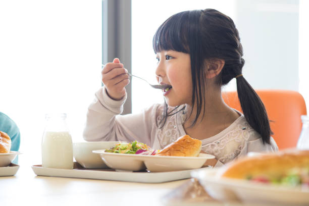 給食を食べる小学生 - 食事 ストックフォトと画像