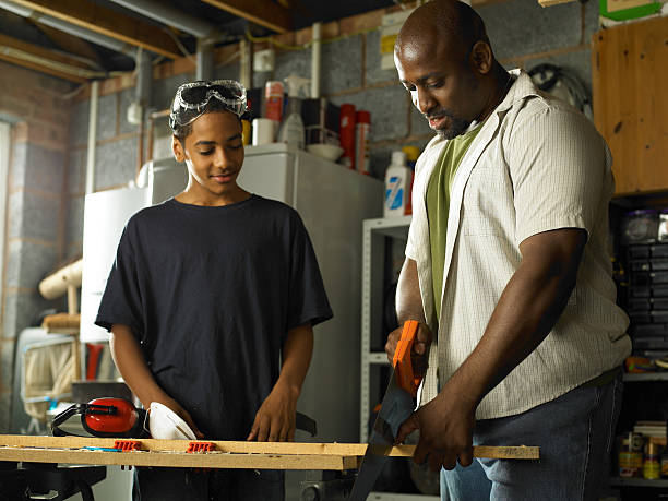 vater lehre sohn tischlerarbeit fähigkeiten - sawhorse stock-fotos und bilder