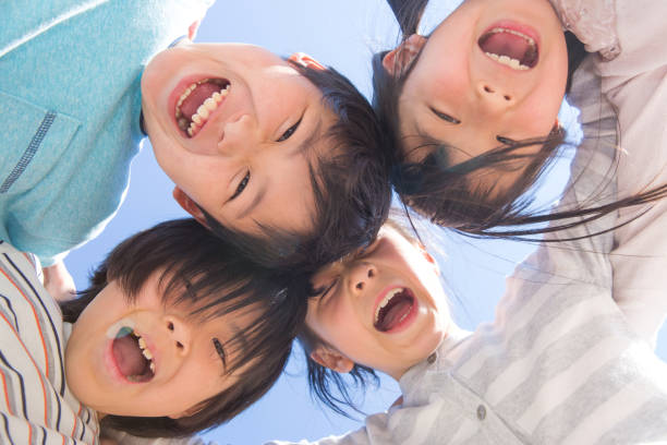 円陣を組む小学生 - 日本人　笑顔 ストックフォトと画像