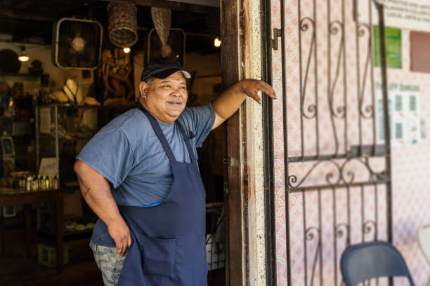 владелец пекарни позирует с улыбкой - маленький городок стоковые фото и изображения