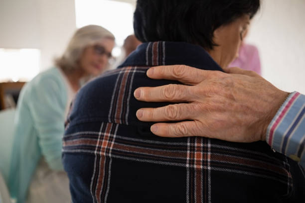 mano ritagliata sull'uomo sulla spalla delle amiche - mano sulla spalla foto e immagini stock