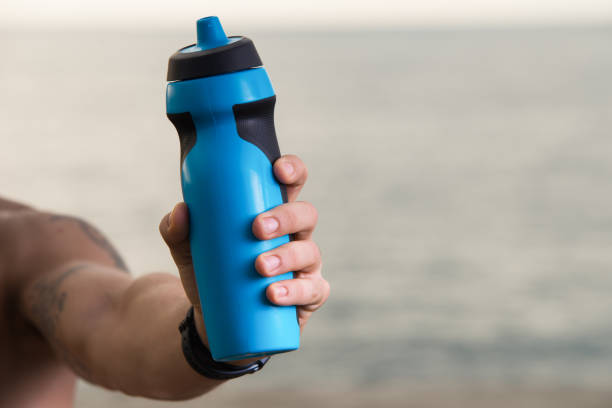 istock Sportsman recommending to drink water 838173086