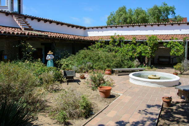 typical spanish style villa patio - 11321 imagens e fotografias de stock