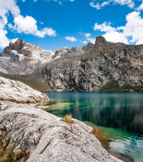 lac churup près de huaraz au pérou - natural landmark outdoors vertical saturated color photos et images de collection
