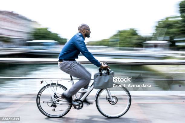 Va A Trabajar Foto de stock y más banco de imágenes de Andar en bicicleta - Andar en bicicleta, Bicicleta, Viajero diario