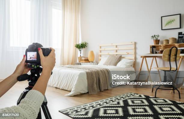 Blogger Die Ein Foto Des Schlafzimmers Stockfoto und mehr Bilder von Fotografieren - Fotografieren, Fotografie, Wohnhaus