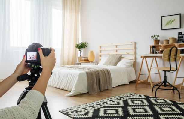 blogger prend une photo de chambre à coucher - home decorating photos photos et images de collection