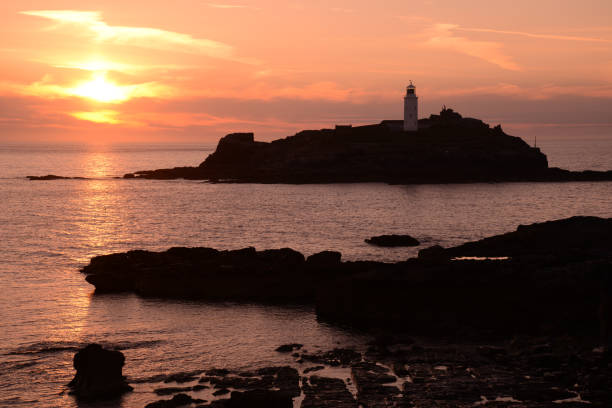 крестный маяк на закате - godrevy lighthouse фотографии стоковые фото и изображения