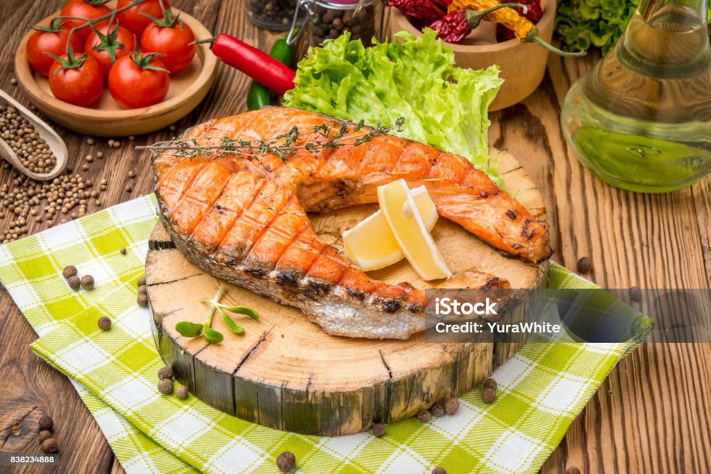 Gegrilltes Lachssteak auf einer Platte aus - Lizenzfrei Abnehmen Stock-Foto