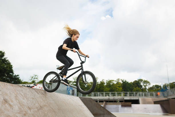 bmx rider over ramp - bmx cycling sport teenagers only teenager imagens e fotografias de stock