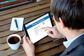 online-shopping-mit-einem-tisch-computer