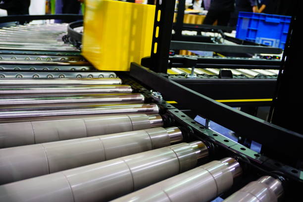 istock Postal workers inspecting packages on a conveyor belt 838257456