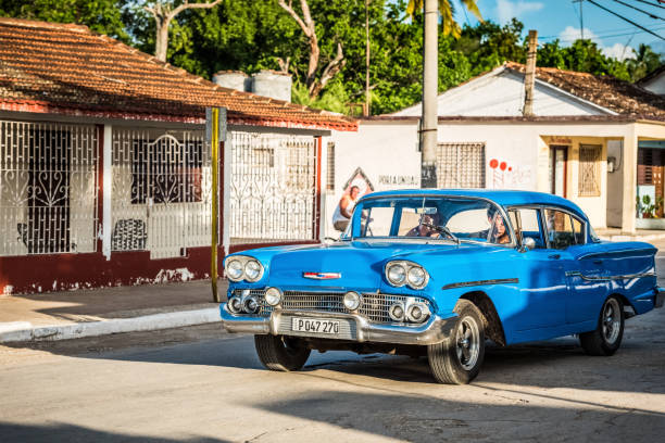 hdr - street life view dans la banlieue de la ville de la havane avec bleu américain chevrolet voiture classique dans la rue à la havane cuba - serie cuba reportage - cuba car chevrolet havana photos et images de collection