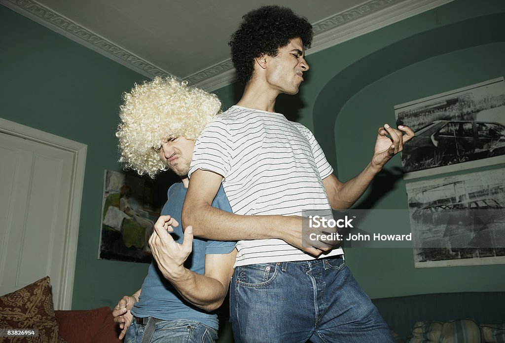 Dois homens jogando air guitar - Foto de stock de Amizade royalty-free