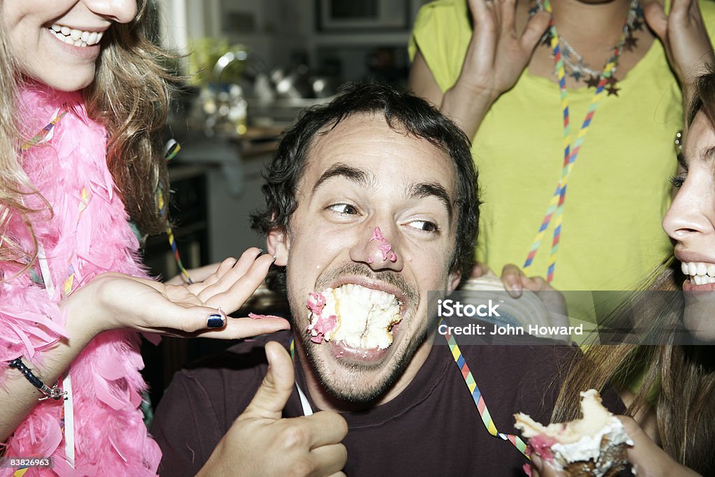 Hombre con su boca doble de pastel - Foto de stock de Tarta - Postre libre de derechos