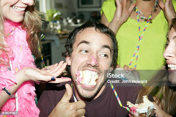Hombre Con Su Boca Doble De Pastel Foto de stock y más banco de imágenes de Tarta - Postre - Tarta - Postre, Cumpleaños, Comer