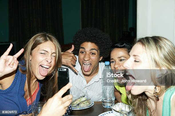 Amigos Extracción Senfrenta A Un Teléfono Móvil Foto de stock y más banco de imágenes de Africano-americano - Africano-americano, Agarrar, Amistad