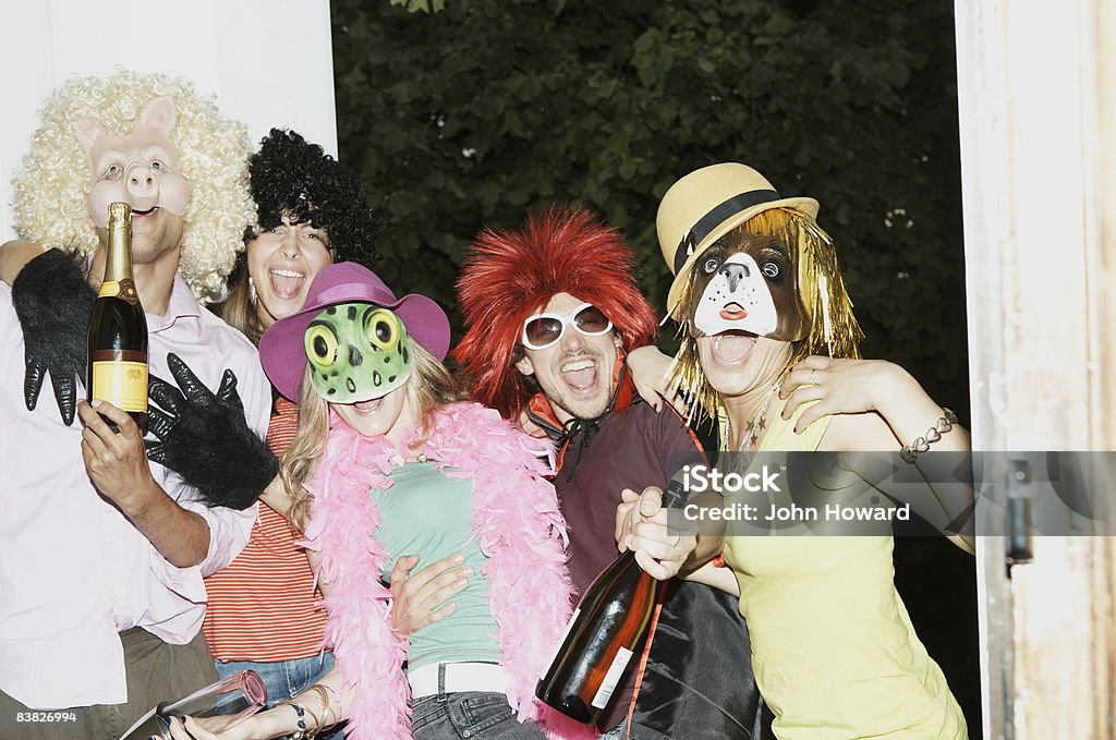 Amigos de fiesta en traje de llegar - Foto de stock de 20-24 años libre de derechos