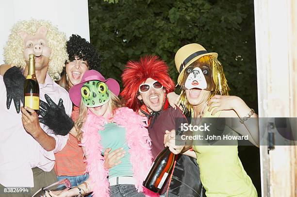 Amigos De Fiesta En Traje De Llegar Foto de stock y más banco de imágenes de 20-24 años - 20-24 años, 25-29 años, Adulto joven