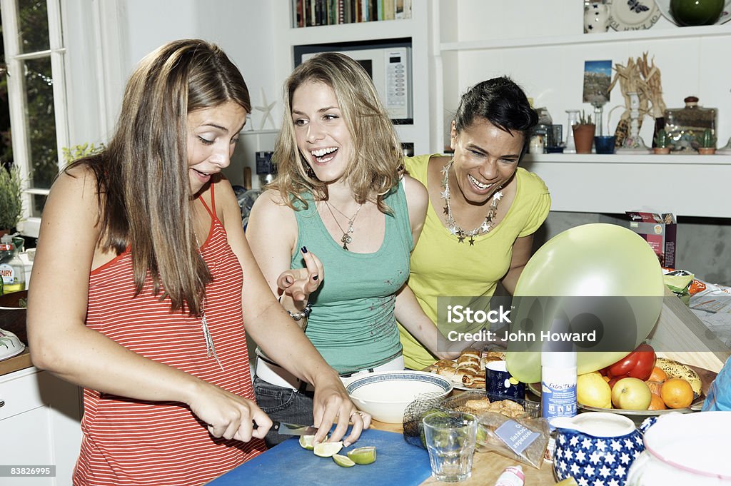 Drei Freunde, die Zubereitung von Speisen für die party - Lizenzfrei Party Stock-Foto