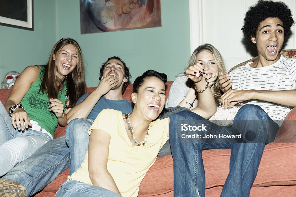 Freunde lachen vor dem Fernseher zusammen - Lizenzfrei Fernsehen Stock-Foto