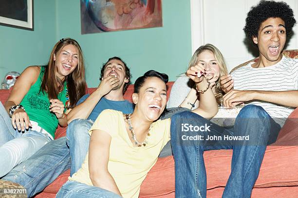 Freunde Lachen Vor Dem Fernseher Zusammen Stockfoto und mehr Bilder von Fernsehen - Fernsehen, Freundschaft, Lachen