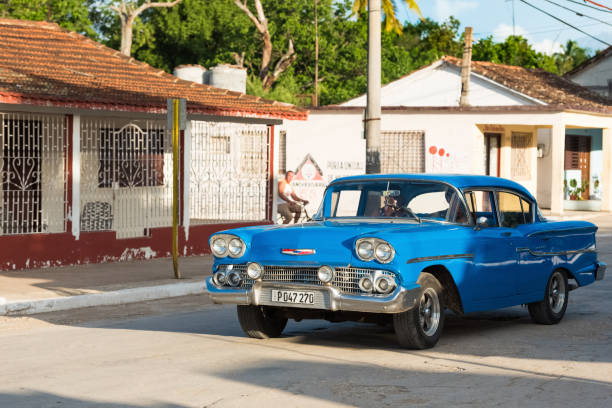 vue de la vie dans la rue dans la banlieue de la ville de la havane avec bleu américain chevrolet voiture classique dans la rue à la havane cuba - serie cuba reportage - cuba car chevrolet havana photos et images de collection