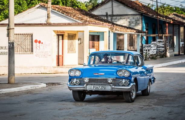 vue de la vie dans la rue dans la banlieue de la ville de la havane avec bleu américain chevrolet voiture classique dans la rue à la havane cuba - serie cuba reportage - cuba car chevrolet havana photos et images de collection