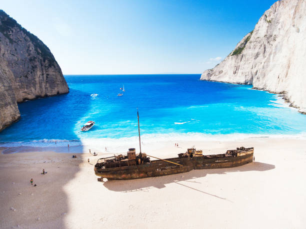 navagio playa de la isla de zakynthos, grecia - wreck recreational boat nature mode of transport fotografías e imágenes de stock