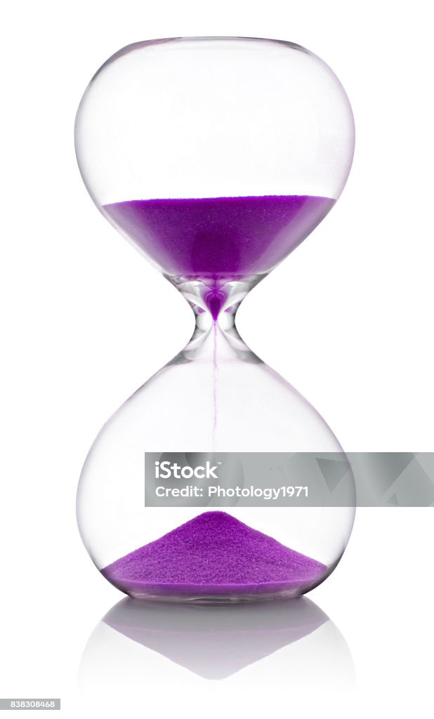 Reloj de arena con arena sobre fondo blanco violeta - Foto de stock de Reloj de arena libre de derechos