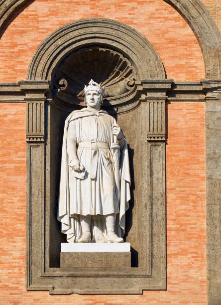 статуя карло д'анжио в палаццо реале ди наполи, италия. - angio стоковые фото и изображения